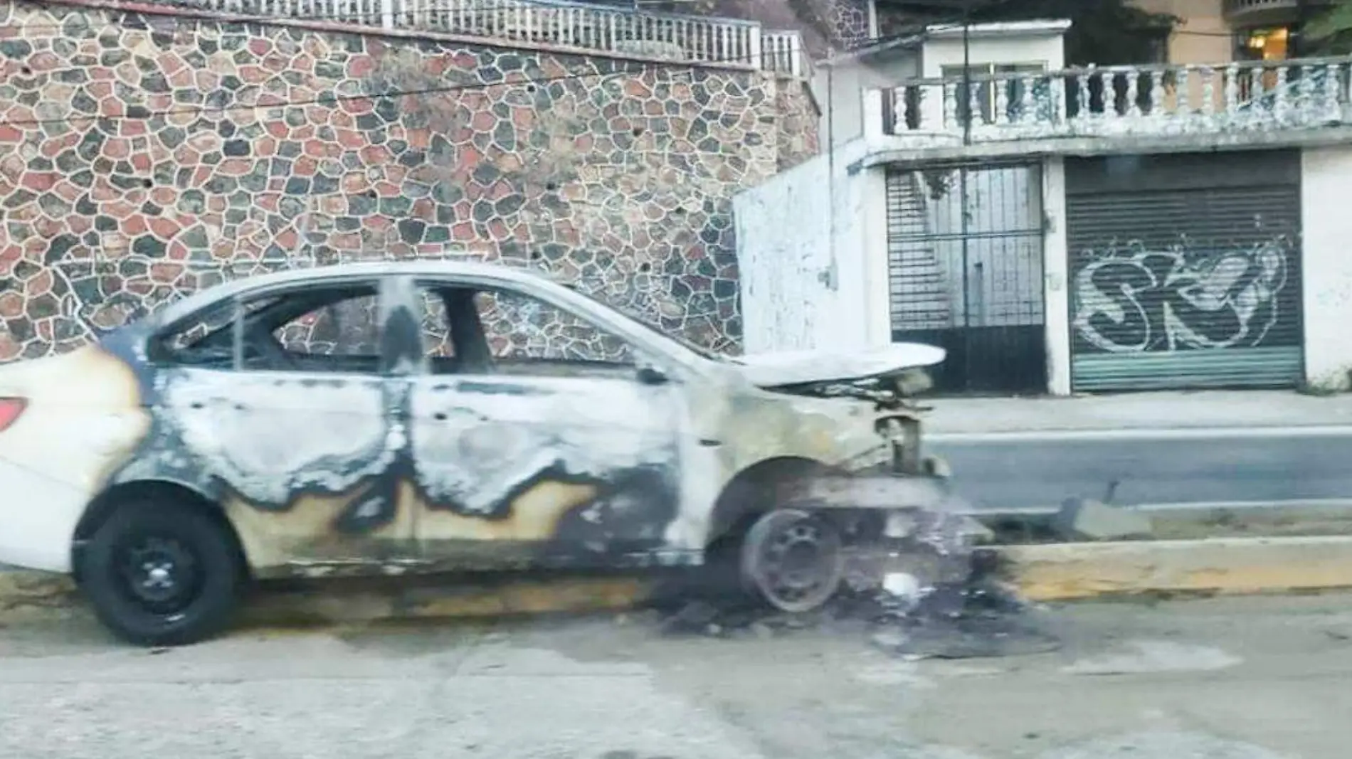 auto incendiado calzada pie de la cuesta